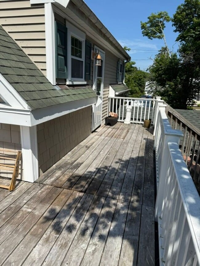 Building Photo - One bedroom, one bathroom unit on the 2nd ...