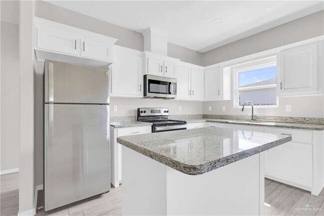 Building Photo - 14 S Dahlia St
