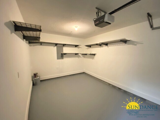 Building Photo - Beautiful 3 Bedroom Townhouse in Crestview!