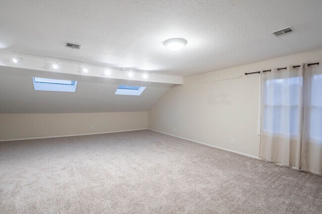 Building Photo - 4 Bed | 3 Bath in Central Tulsa!