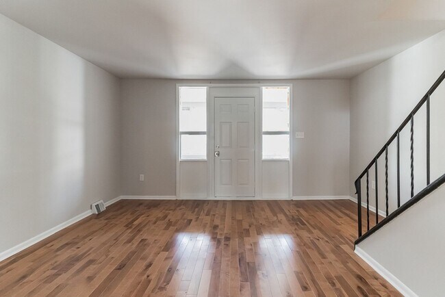 Building Photo - Two bedroom one Bathroom House for rent