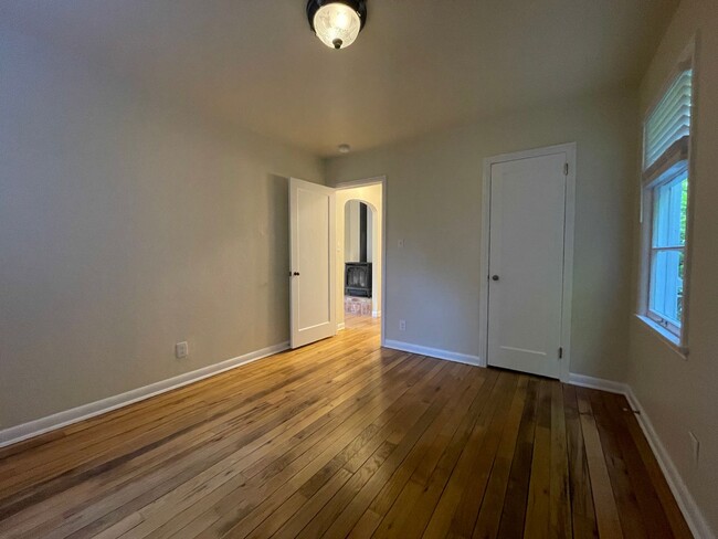 Building Photo - 1bd/1ba Seattle Home