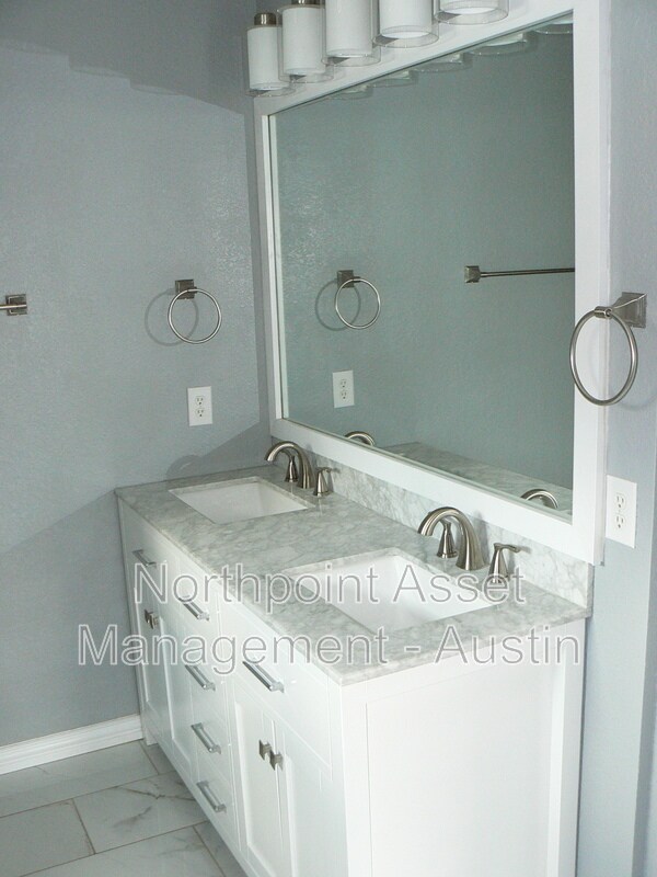 Building Photo - 1701 Yucca Ln