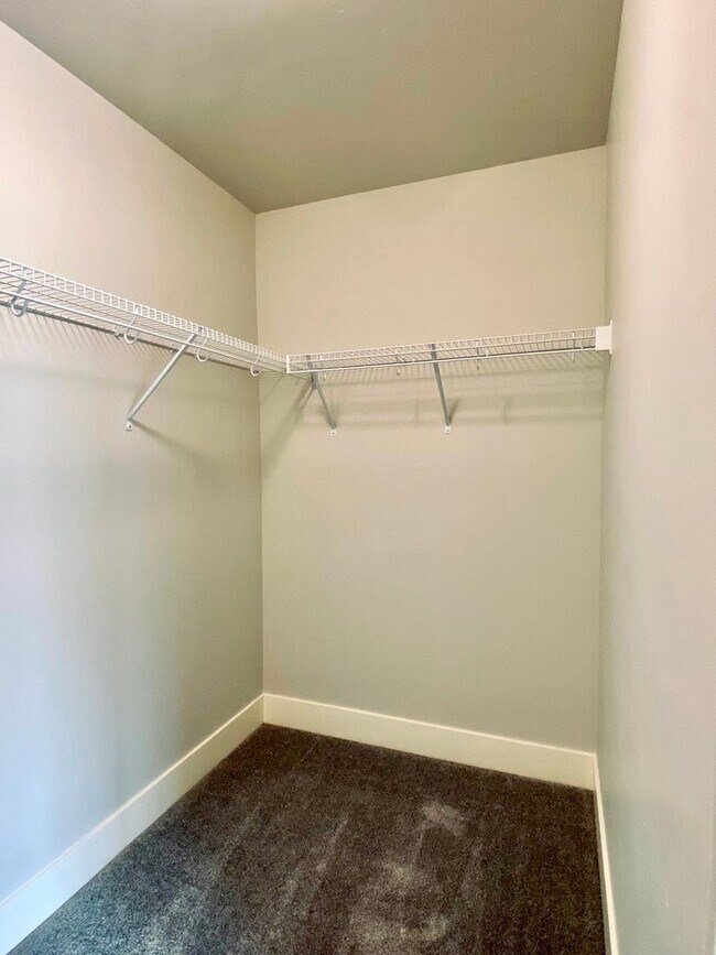 Building Photo - 3BR SE Bend home in great neighborhood wit...