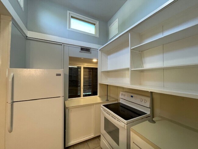 Building Photo - Charming Vintage Duplex