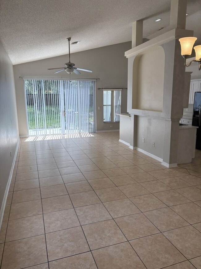 Building Photo - Spacious 4 Bedroom Home Near UCF