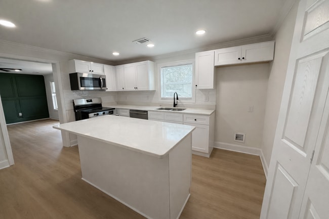 Building Photo - CHARMING RANCH STYLE HOME AVAILABLE MARCH 9TH!