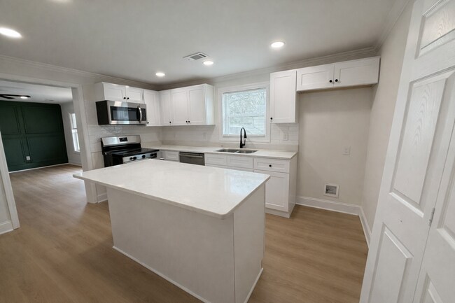 Building Photo - CHARMING RANCH STYLE HOME AVAILABLE NOW!