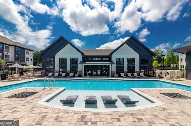 Building Photo - 5617 Oak St