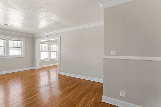 Building Photo - Charming 2-Bedroom Apartment Near UMKC – Hardwood Floors & Pet-Friendly Living in Kansas City $13...
