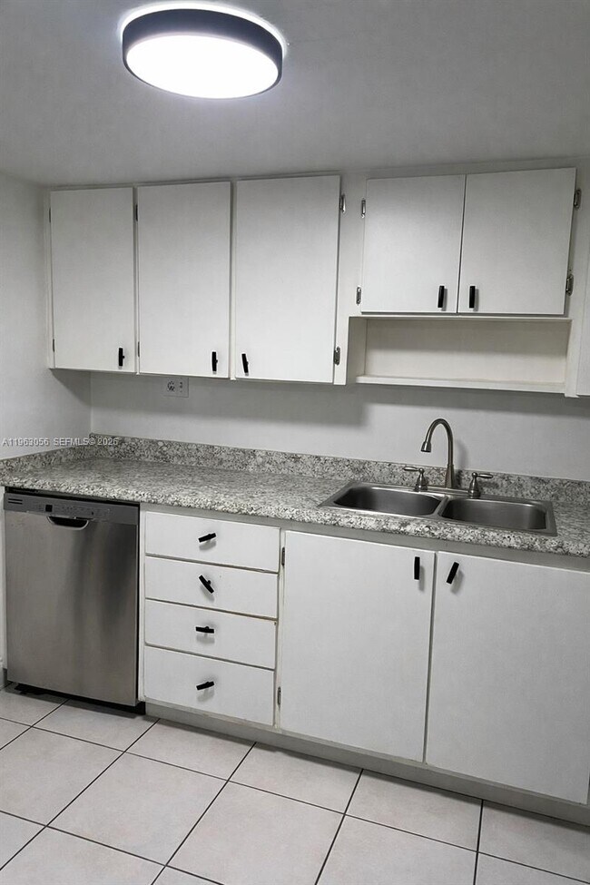 Building Photo - 9351 Fontainebleau Blvd