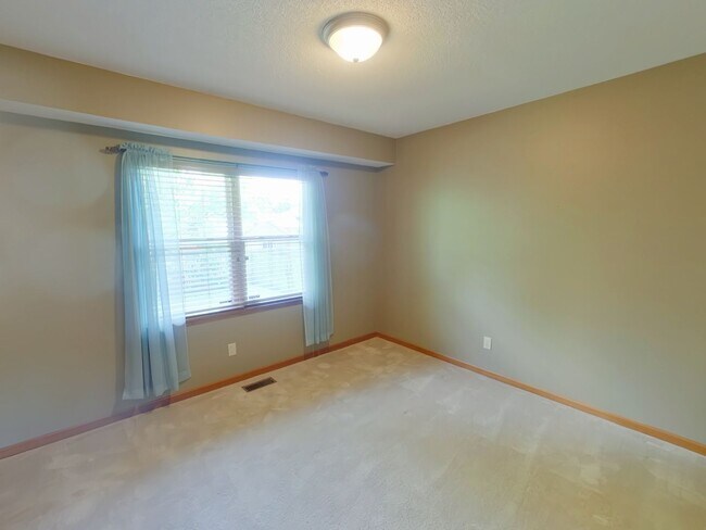 Building Photo - 650 S Highland Dr