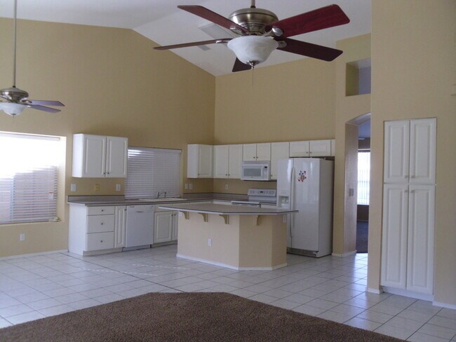 Building Photo - 3 bed 2 bath single level house in core Ch...