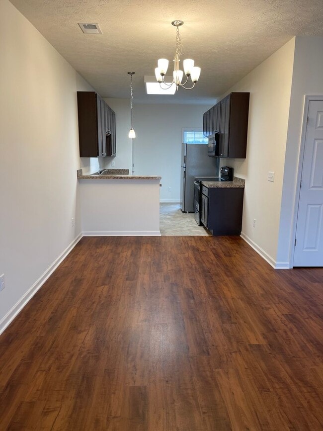 Building Photo - Two Master Suite Apartment Townhouse