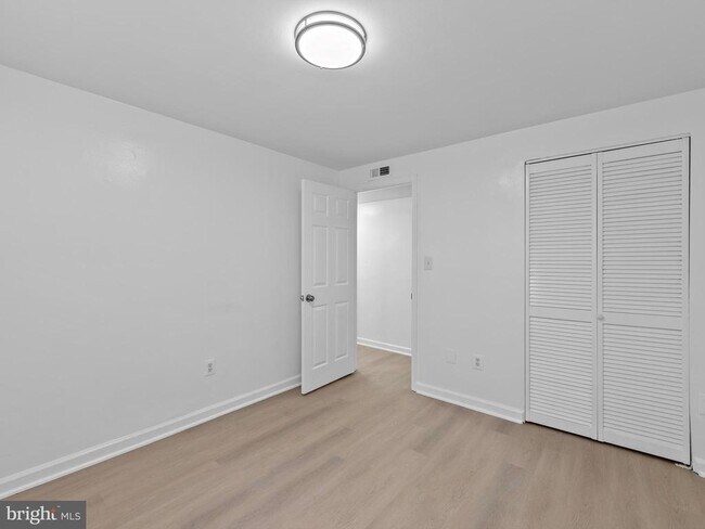 Building Photo - 708 S Arlington Mill Dr