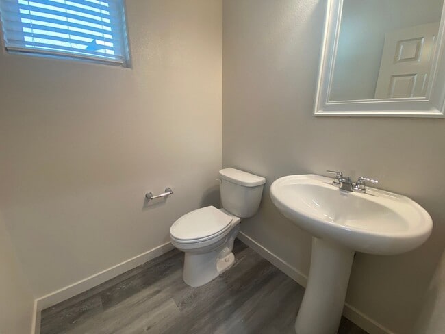 Building Photo - Gorgous 3 Bedroom 2.5 Bath Home in Gated Winding Meadow Village