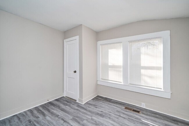 Building Photo - 611 Bell St