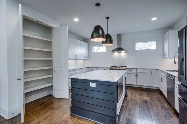 Building Photo - Lovely 3BE/3modern farmhouse is a sheer de...
