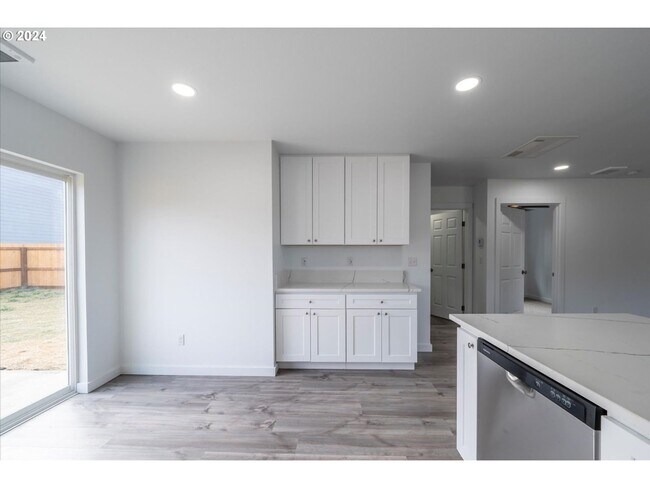 Building Photo - 2166