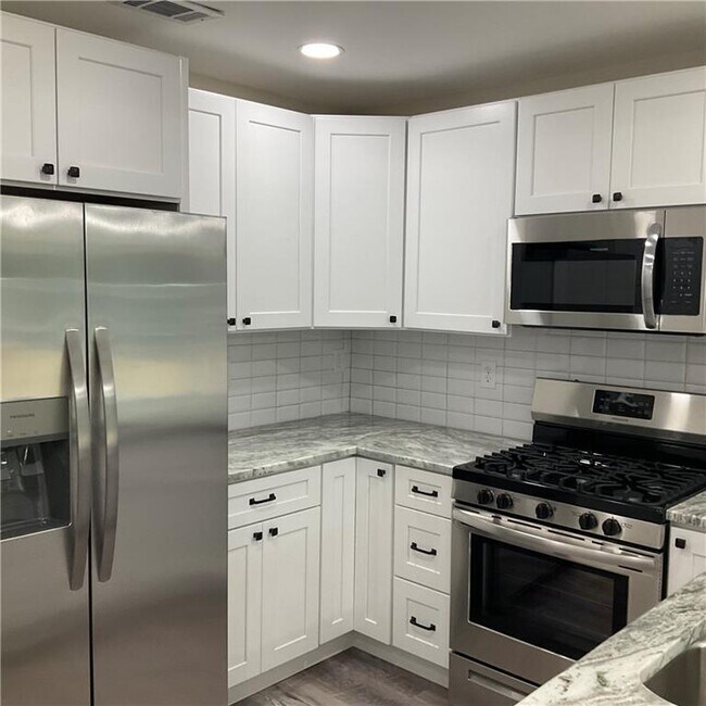 Building Photo - 5790 Hampton Ct