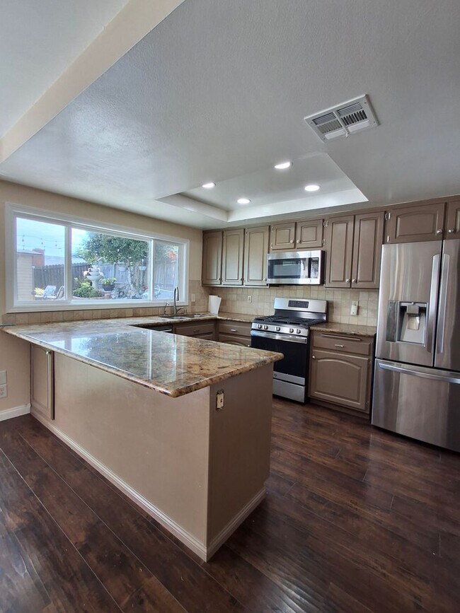 Building Photo - 1500 Knob Hill Rd