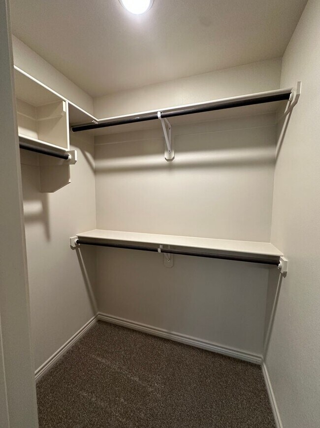 Building Photo - Fresh, Modern, and Move-In Ready!