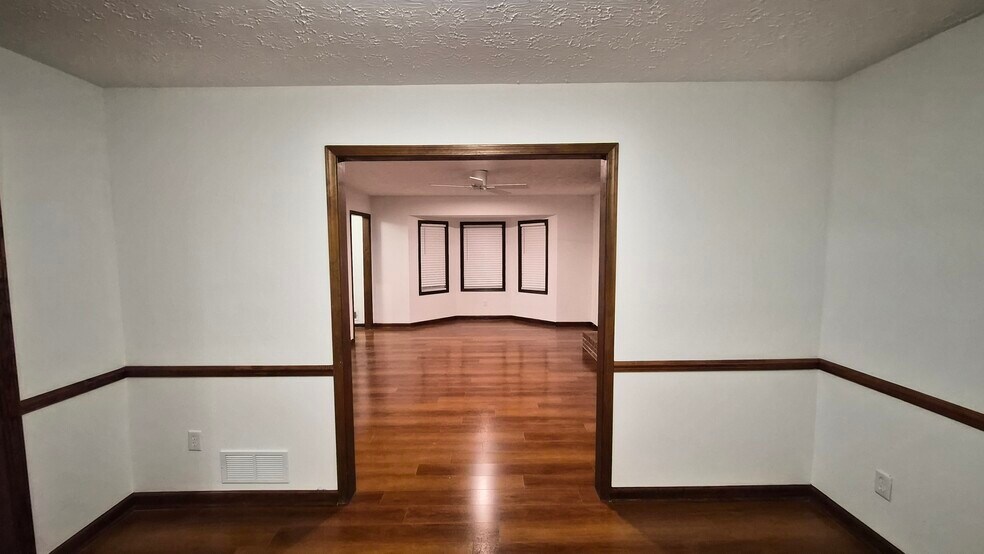 Building Photo - 490 Julius Dr