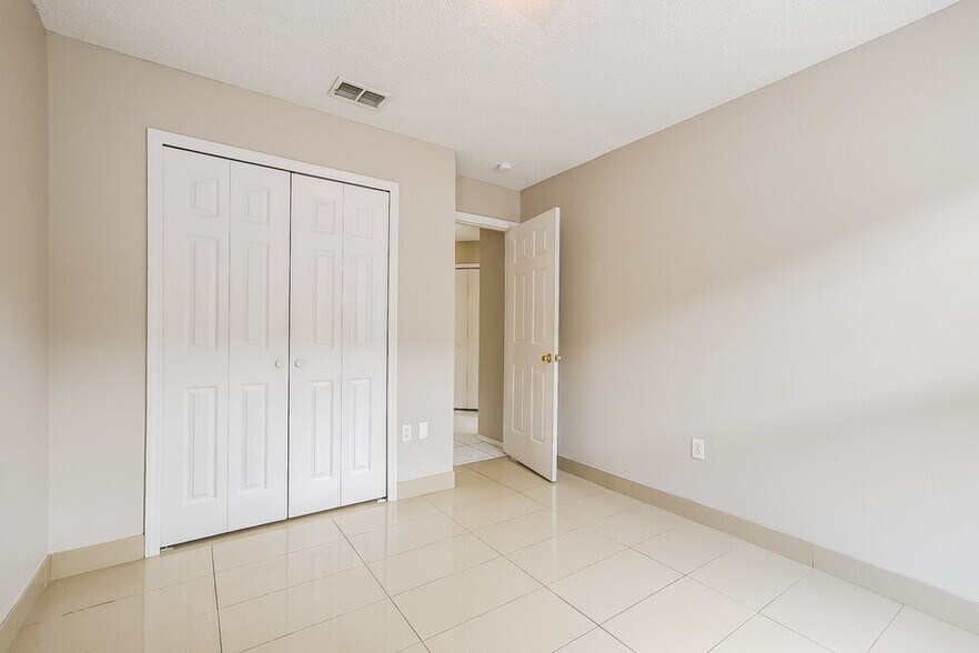 Building Photo - 467 Briar Bay Cir