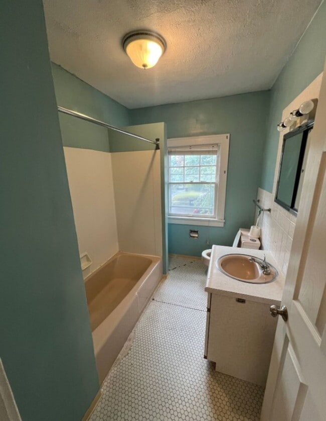 Building Photo - Charming 3-Bed Home Near Loose Park & Plaza!