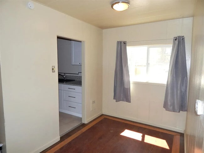 Building Photo - Bright 3-Bedroom Home Near UNR with Internet, Laundry and 3 Parking Spaces