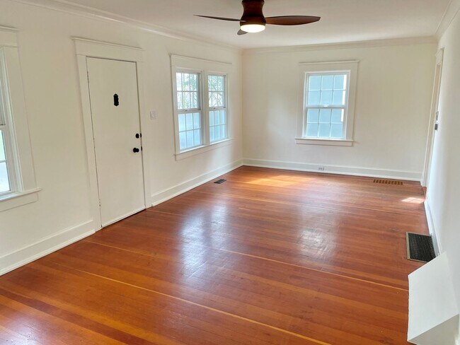 Building Photo - Classic 1922 Alameda Home with Beautiful A...