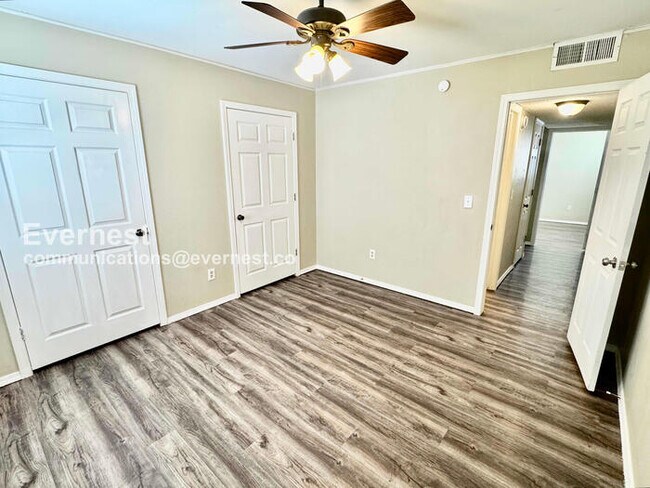 Building Photo - 3 Bed, 2 Bath Townhome with Fenced Yard & Garage / Pet-Friendly / Available Now!