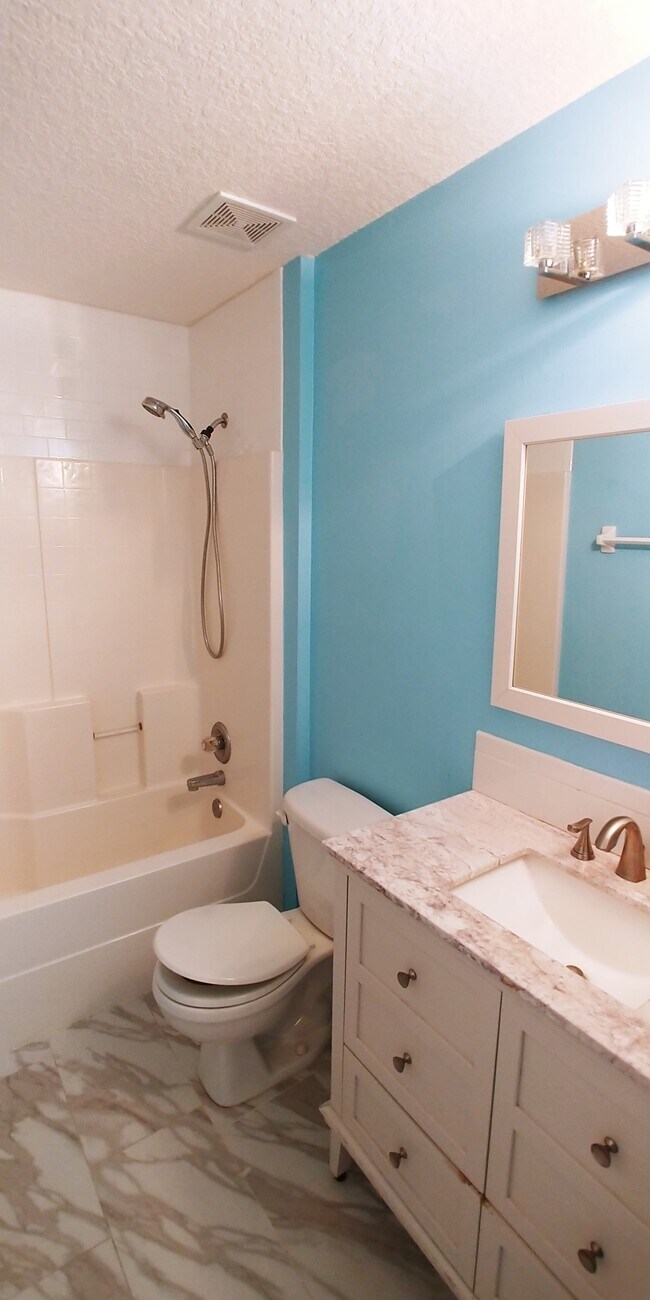 2nd. bathroom - 96328 Ridgewood Cir