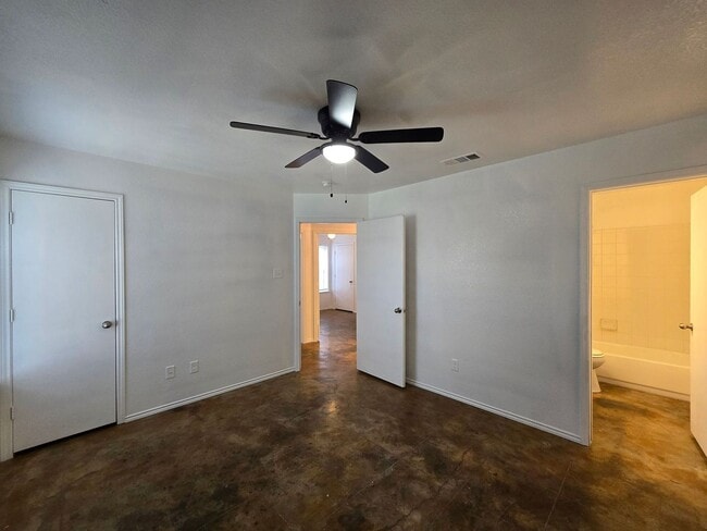 Building Photo - RENT REDUCTION - AVAILABLE NOW!