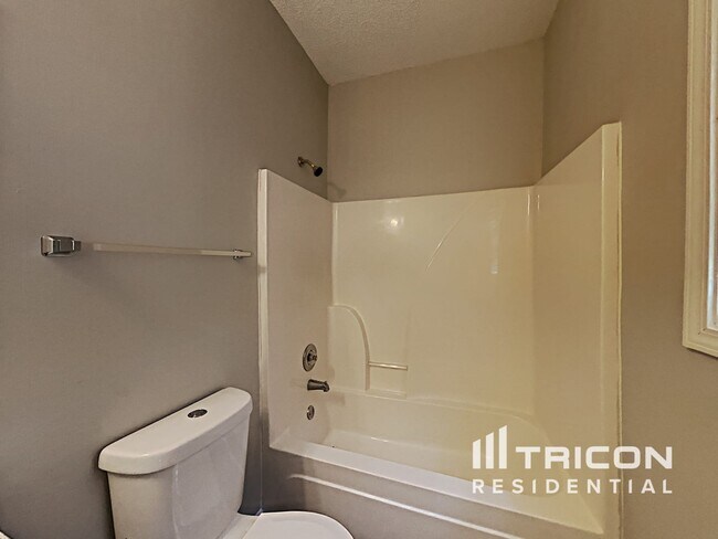 Building Photo - 226 Thorn Thicket Way