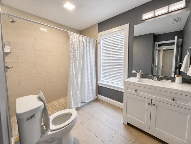 Building Photo - 8702 El Portal Dr