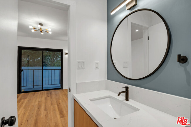Building Photo - 950 Havenhurst Dr