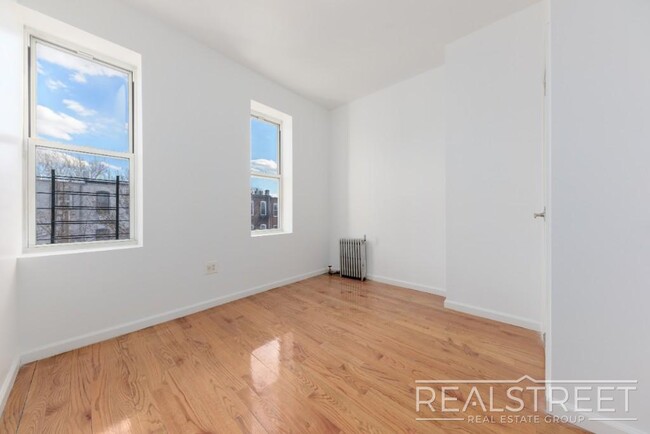 Building Photo - 3 Bed 1 Bath in PLG!