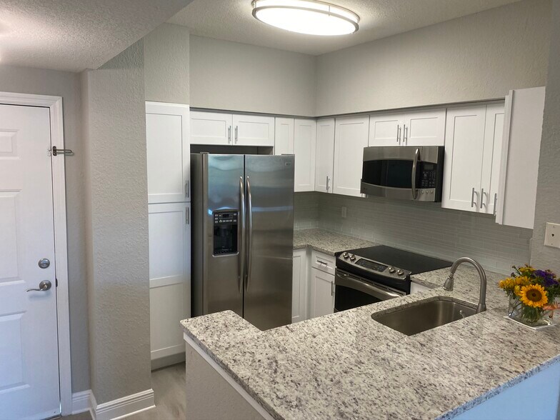 Glass Backsplash - 23660 Walden Center Dr