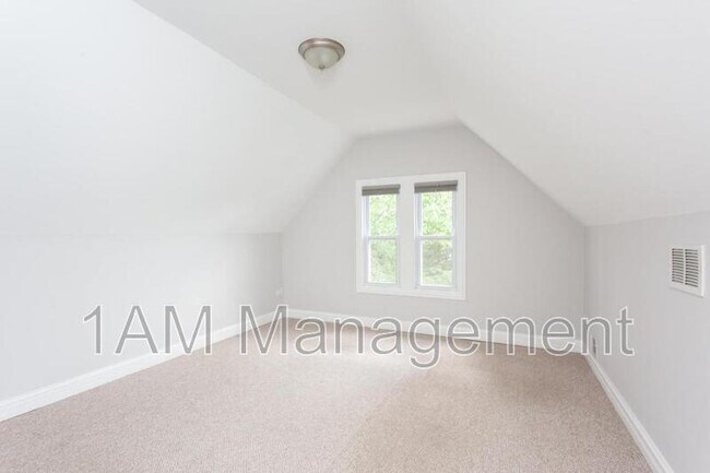 Building Photo - 3242 N Ridgeway Ave