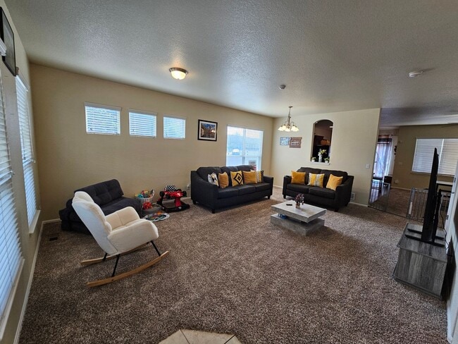 Building Photo - 3 Bed 3 bath house in 80916!