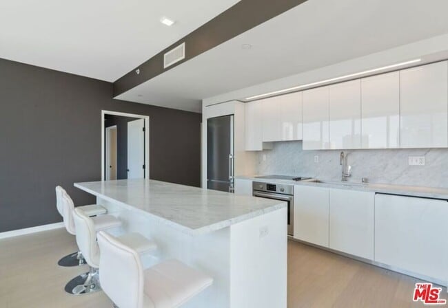 Building Photo - 1050 S Grand Ave