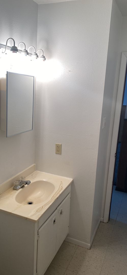 Building Photo - 1406 Saiz Ln