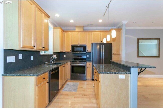 Building Photo - 9229 SW Sweek Dr