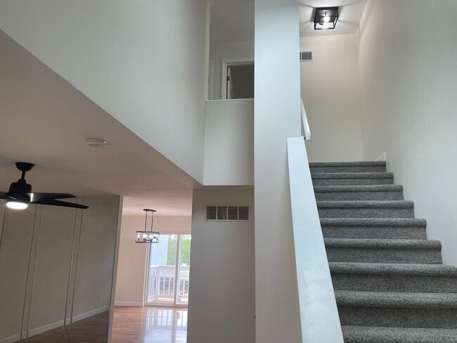 Building Photo - Beautiful 2 Bed, 1.5 Bath Townhome on the Edge of the Desirable Hill Neighborhood Available for Rent