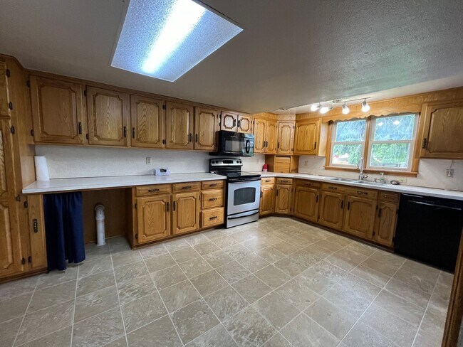 Building Photo - Spacious 4-5 Bedroom, 1.5 Bathroom 2-Story...