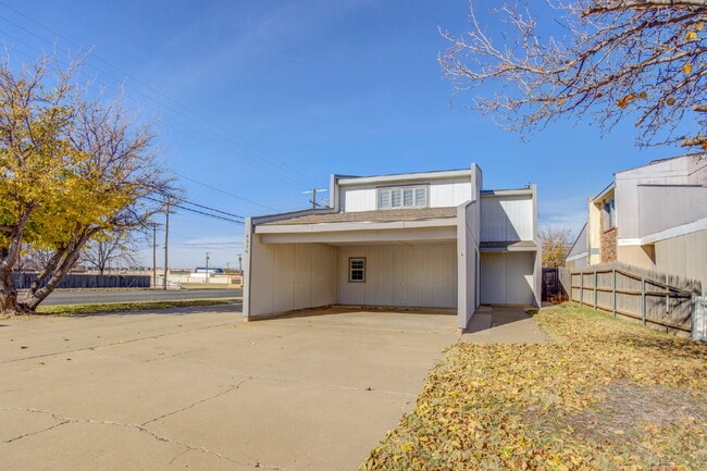 Building Photo - Two Story, 2 Bed / 1.5 Bath Duplex with Mo...