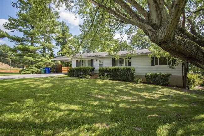 Building Photo - 601 Broce Dr