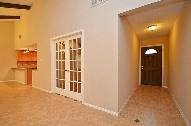 Building Photo - 3130 Frontier Dr