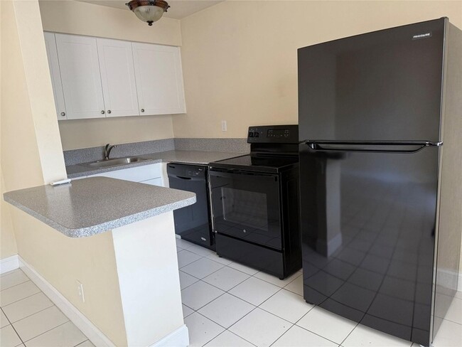 Building Photo - 1219 NE 14th Ave